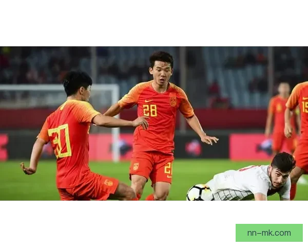 李源一中场拼尽全力奔跑筑起坚固防守屏障