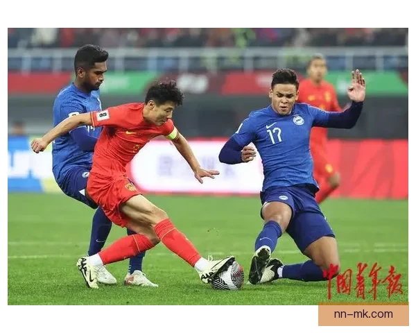 中国男足在世预赛中凭新加坡队神奇助攻险胜晋级关键时刻